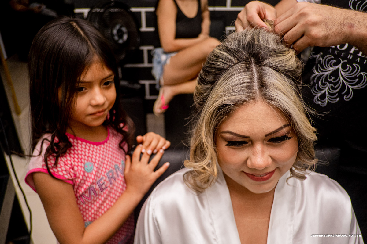 Making Off noiva em cametá no salão com as madrinhas, mãe e irmã junto com as amigas fazer cabelo com vestido da noiva com buquê e as daminhas de honra com champanhe e taça, junto com noivo na casa da família 