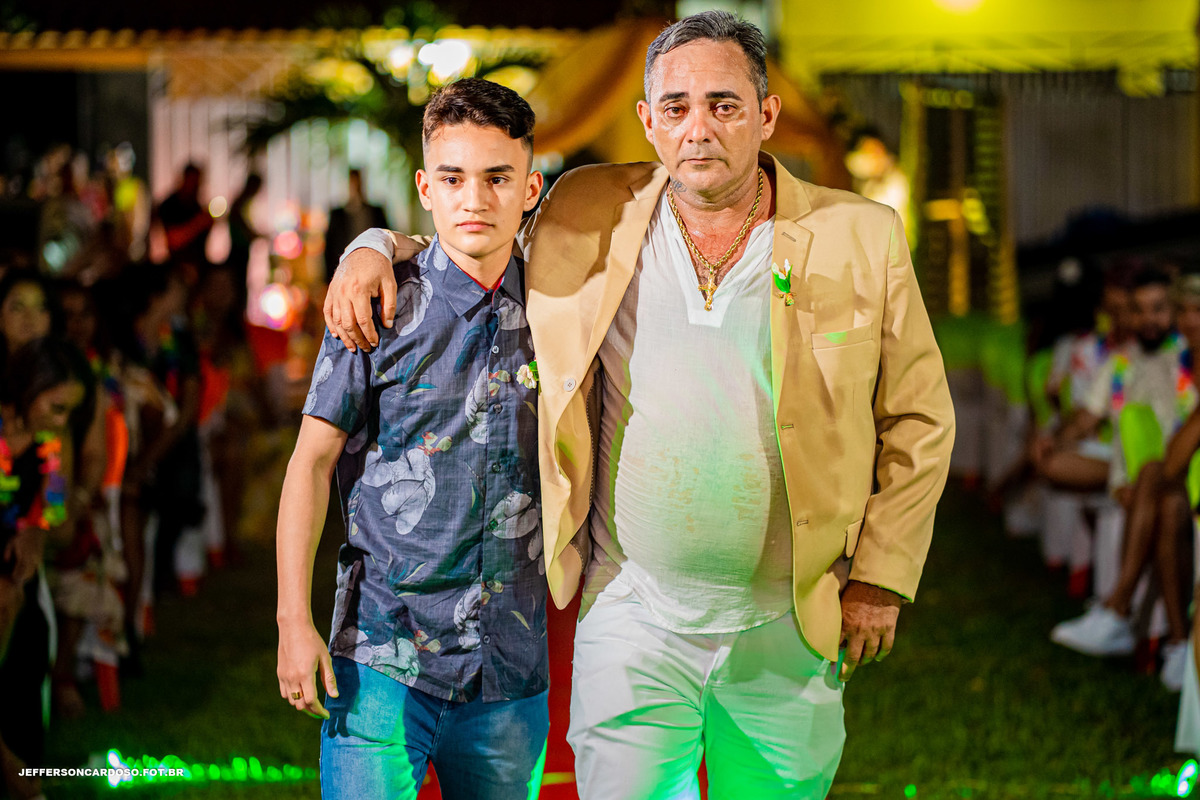 Making Off noiva em cametá no salão com as madrinhas, mãe e irmã junto com as amigas fazer cabelo com vestido da noiva com buquê e as daminhas de honra com champanhe e taça, junto com noivo na casa da família, muita festa na cidade bebida e uísque