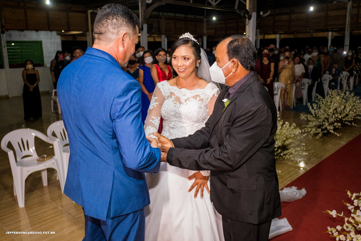 casamento Nira e Sergio na cidade de Limoeiro do Ajuru no interior rio Japim Grande  pinterest com vestido de noiva rústico de renda feito a mão, noivo estiloso de manhã com muito amor  melhor fotografo de wedding no brasil Jeff Cardoso Fotografia