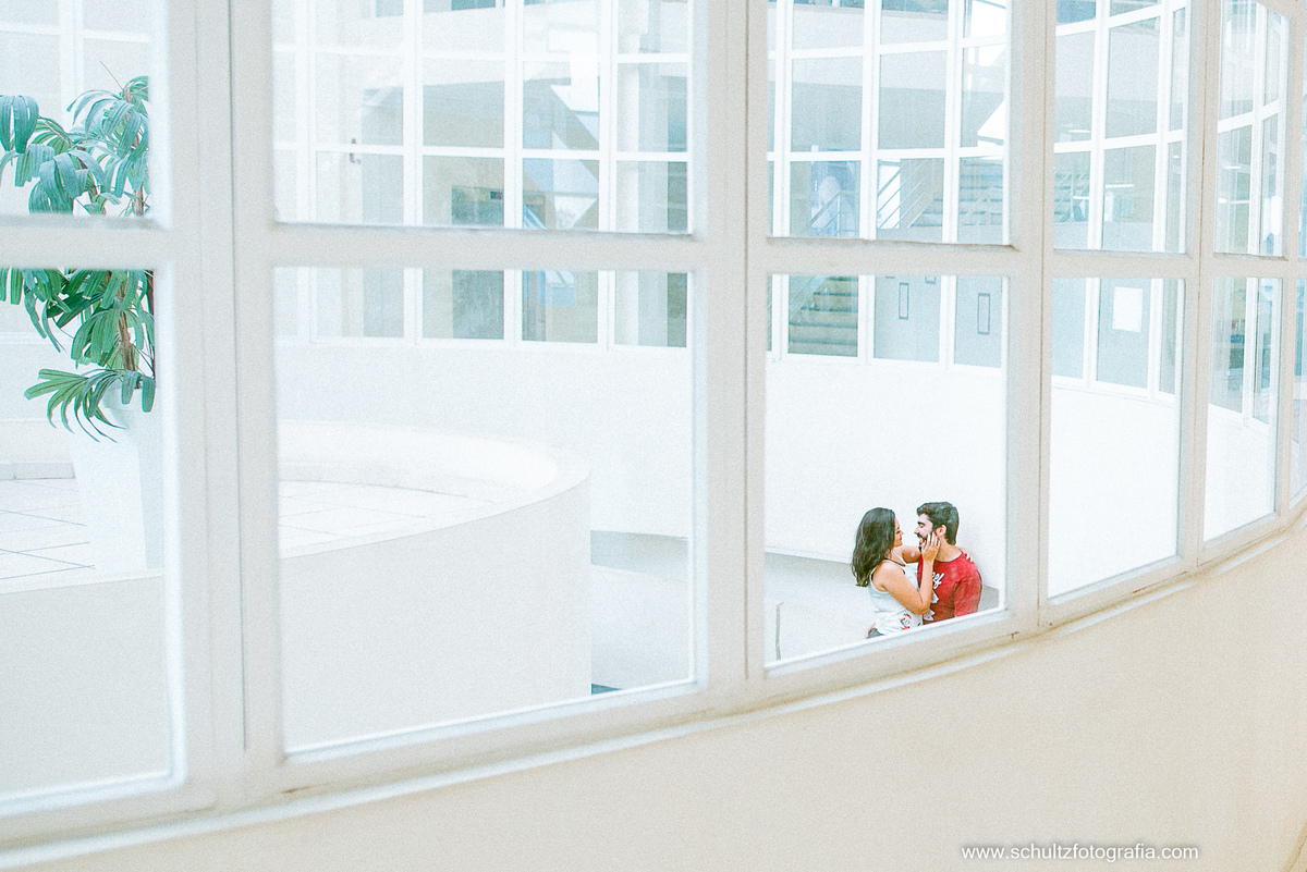 Ensaio de casal - A Biblioteca Pública Municipal Raul de Leoni  -  Volta Redonda/ RJ vitro da biblioteca