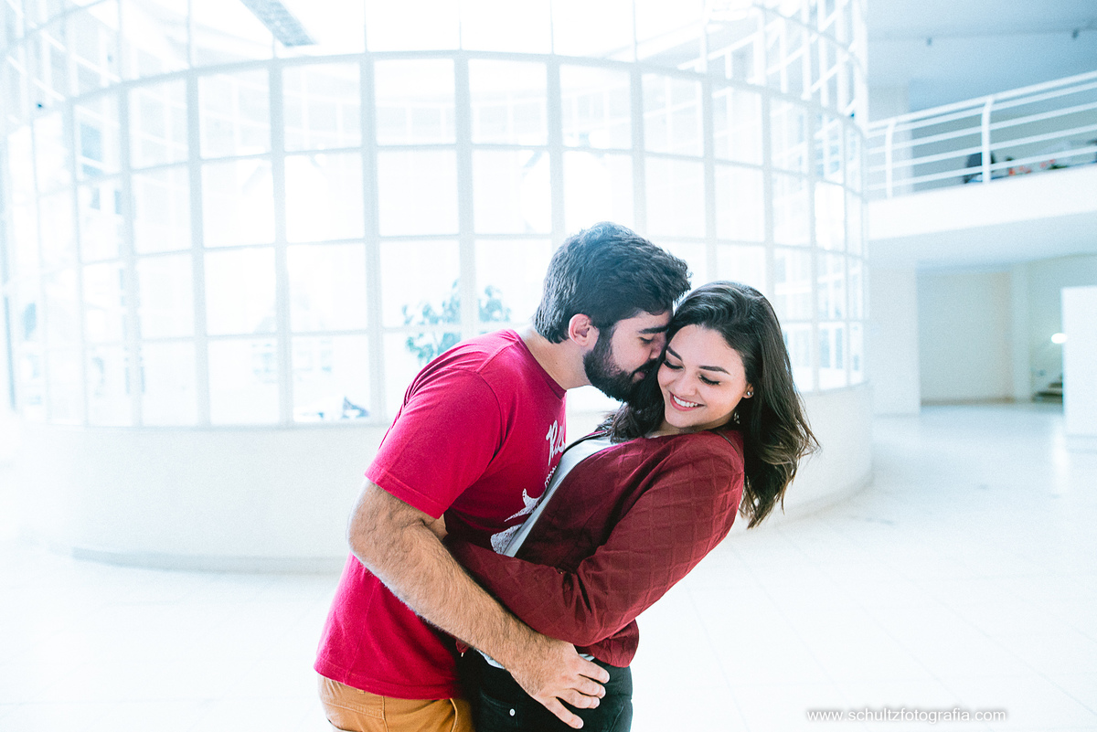 Ensaio de casal - A Biblioteca Pública Municipal Raul de Leoni  -  Volta Redonda/ RJ apaixonados