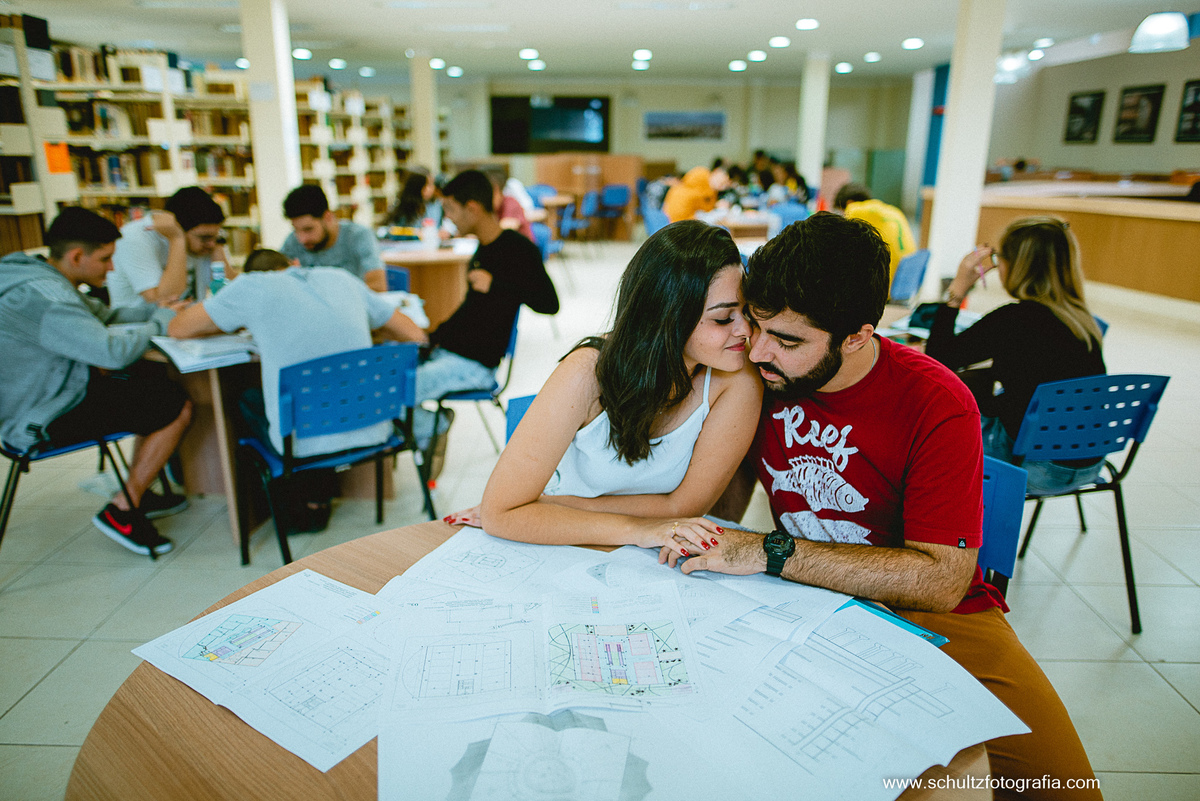 namorando na biblioteca