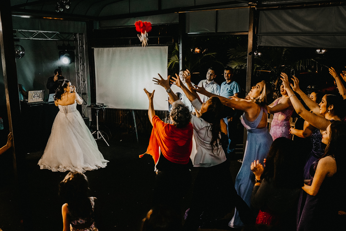 noiva jogando o buque