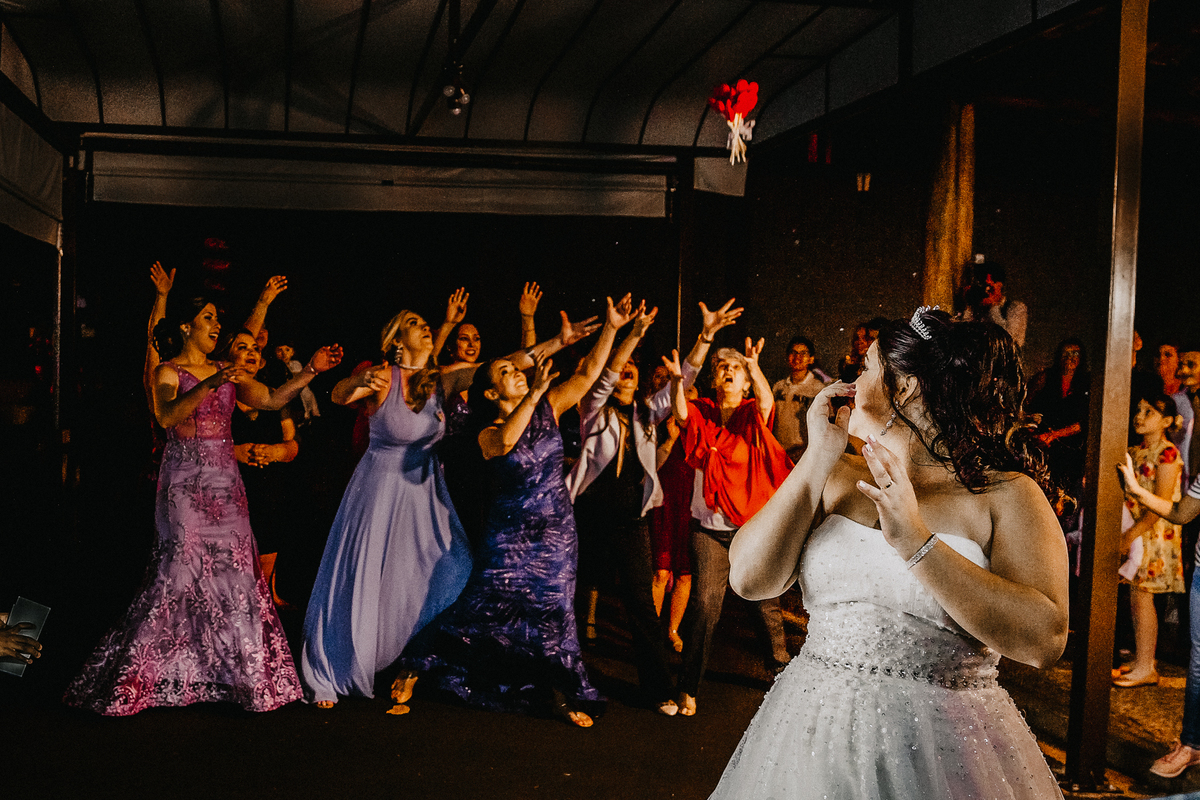 noiva jogando o buque