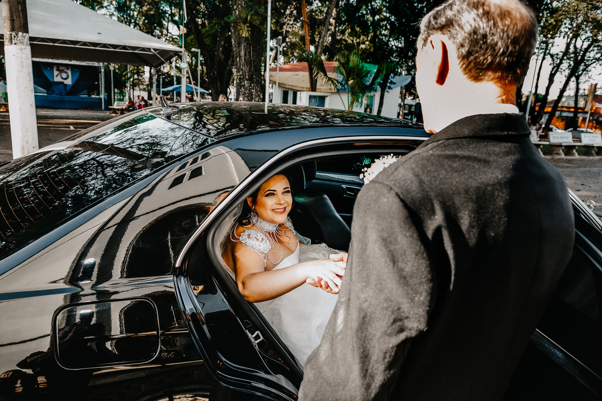 pai tirando a noiva do carro