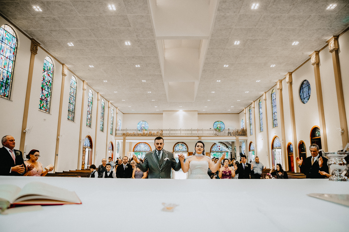 noivos na igreja