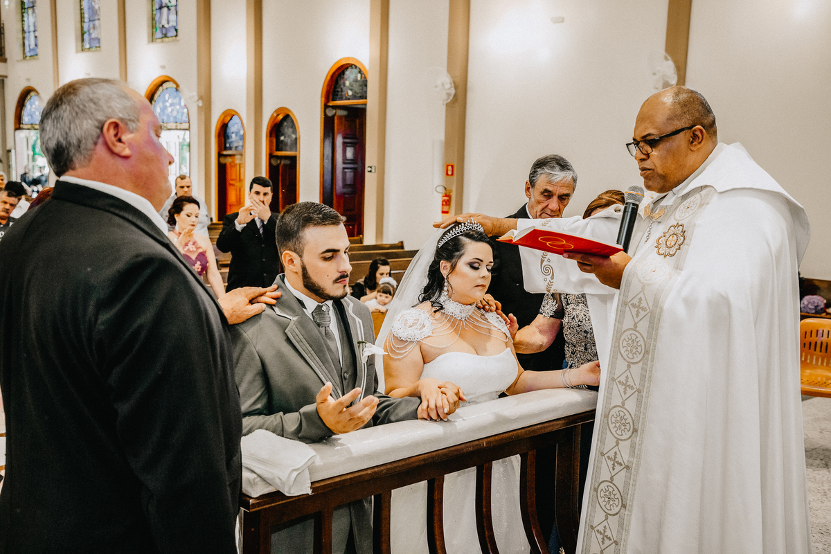 padre abençoando os noivos