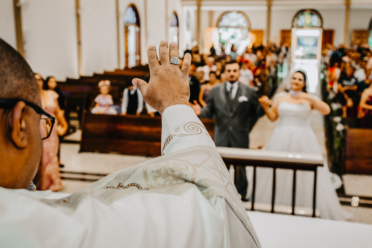 padre dando a benção nos noivos
