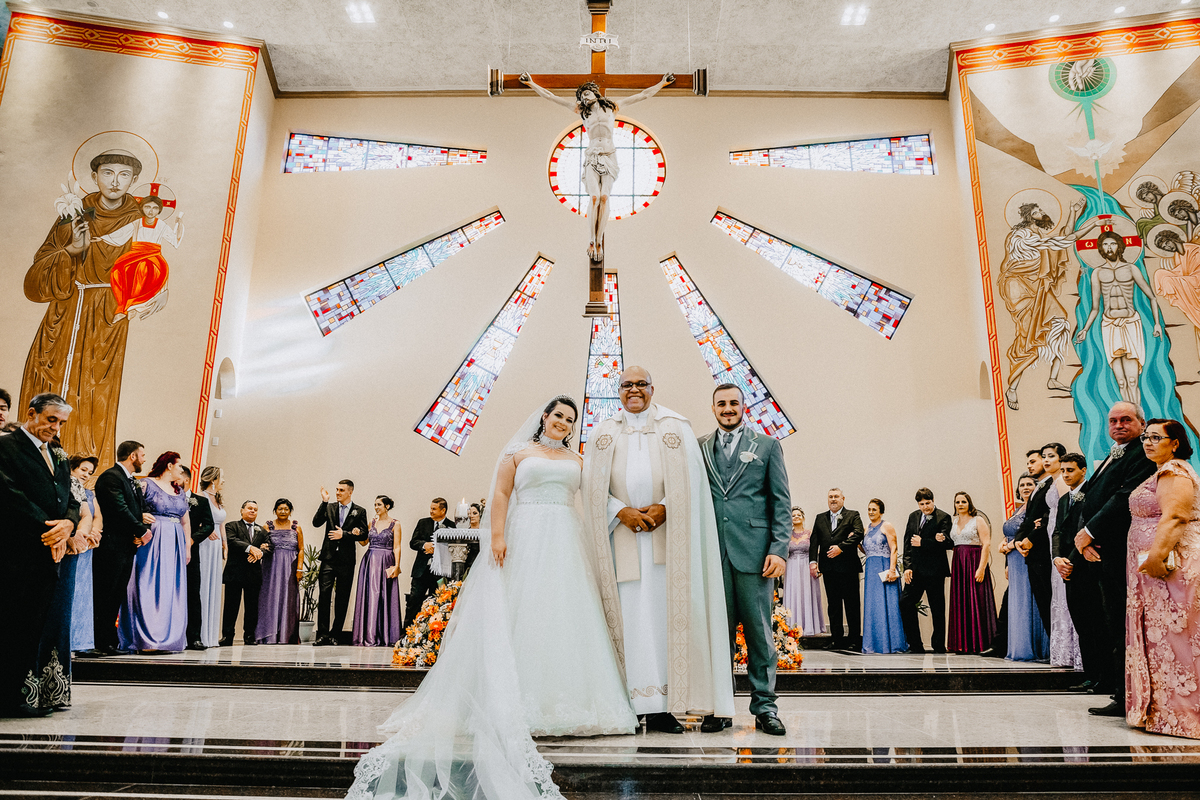 foto dos noivos com o padre