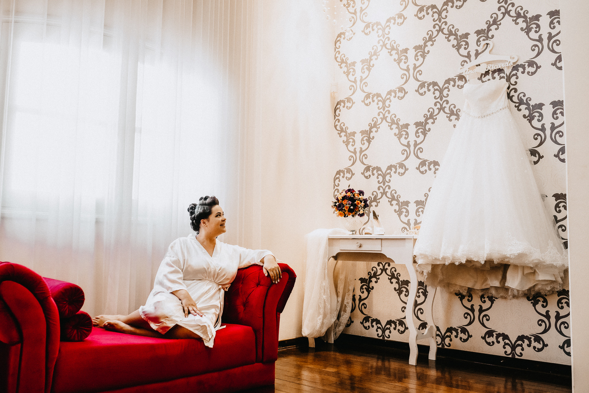 noiva olhado o vesdido