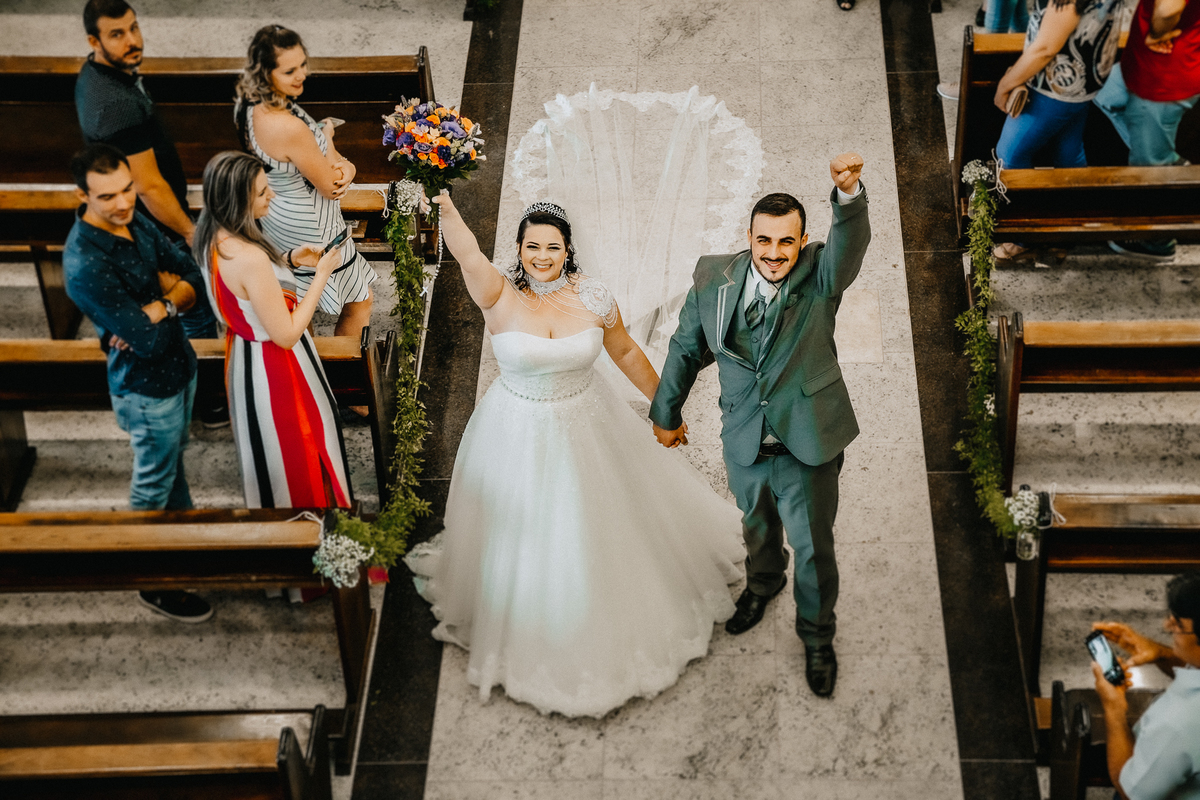 saída dos noivos da igreja