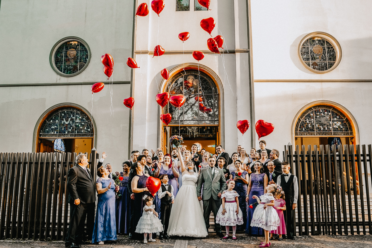 foto dos noivos soltando balões 