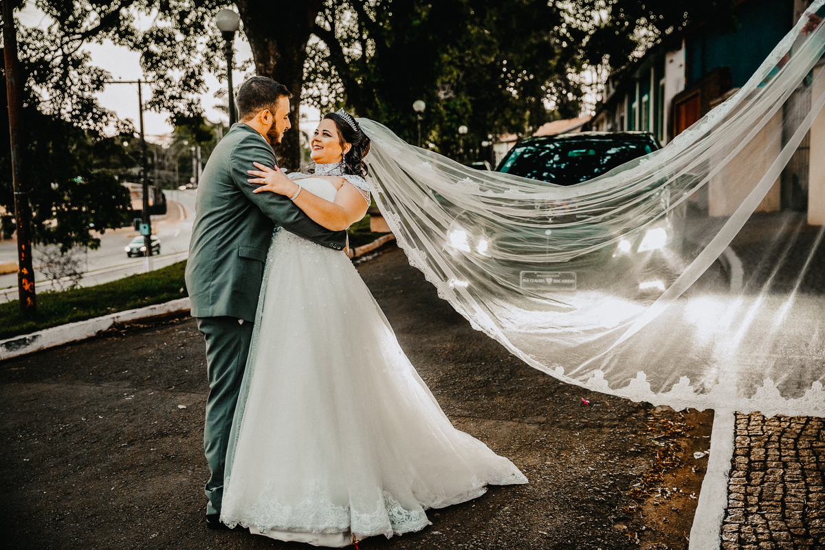 foto dos noivos em frente do carro
