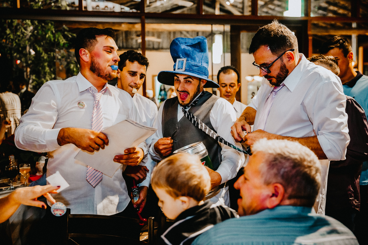 noivo passando a gravata