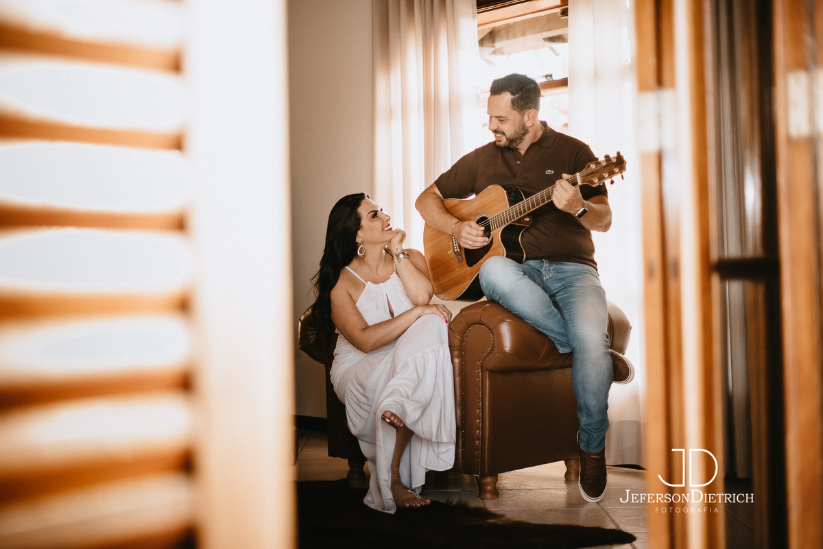 noivo tocando violão