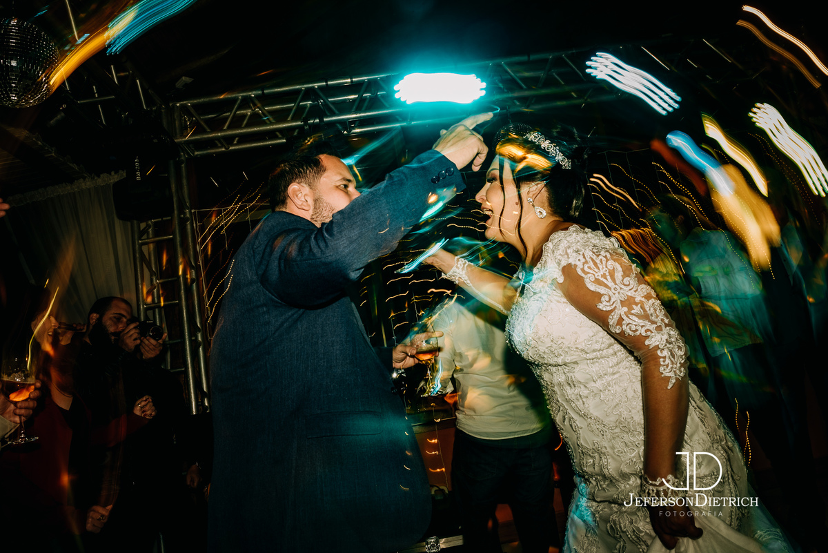 noivos dançando no casamento