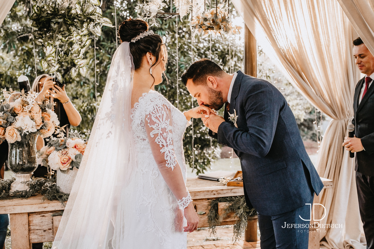 noivo beijando a mão da noiva