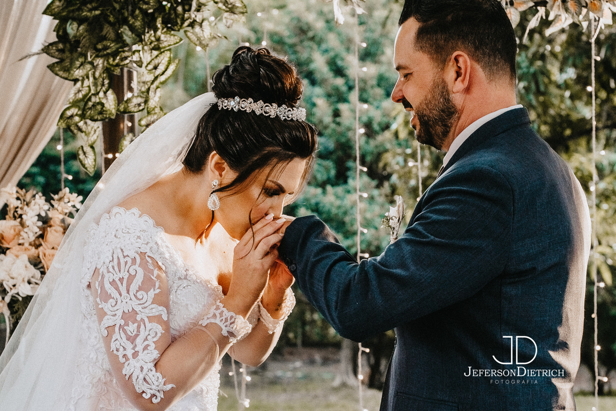 noiva beijando a mao do noivo