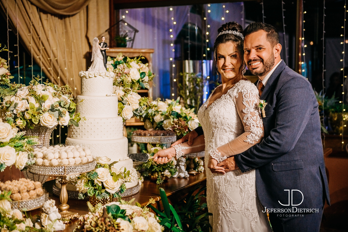 noivos cortando o bolo