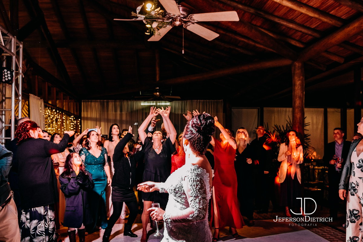 noiva jogando o buque