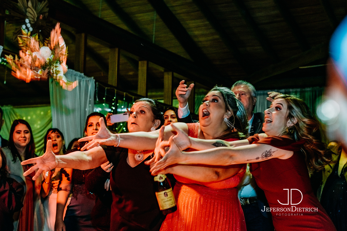 madrinha pegando o buque