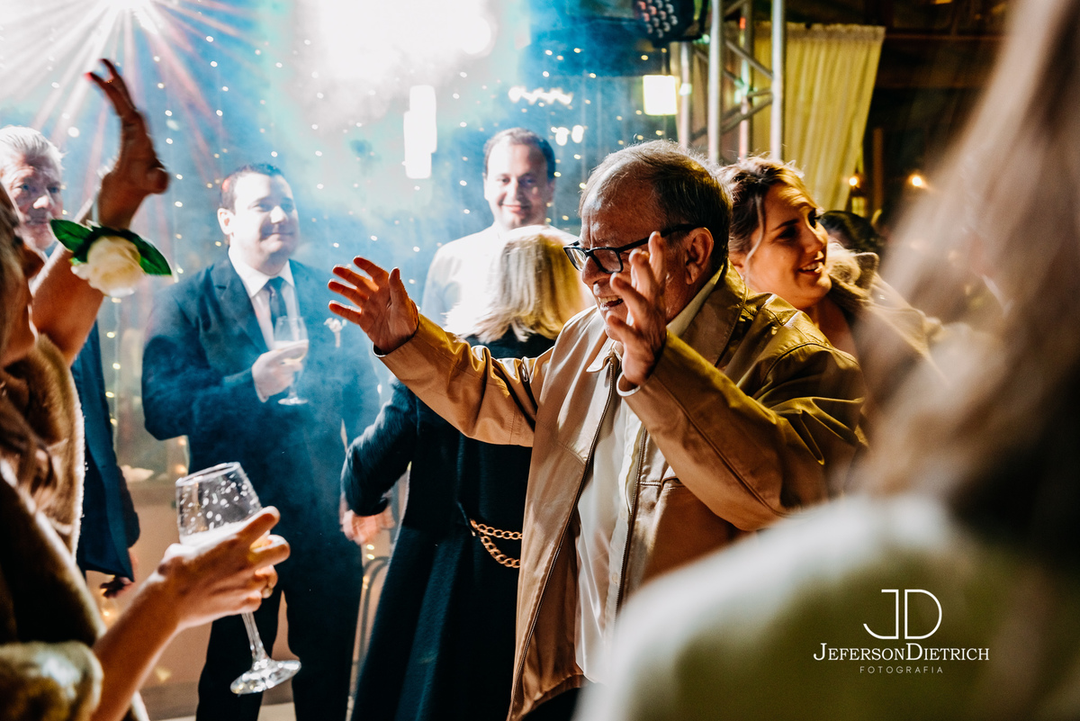 convidados dançando no casamento