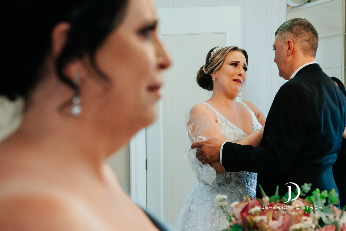 noiva chorando com o pai