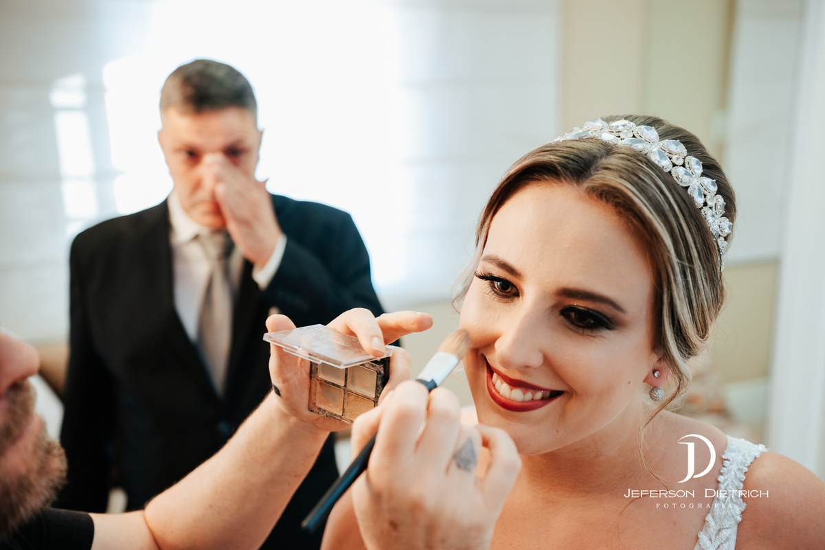 pai da noiva chorando