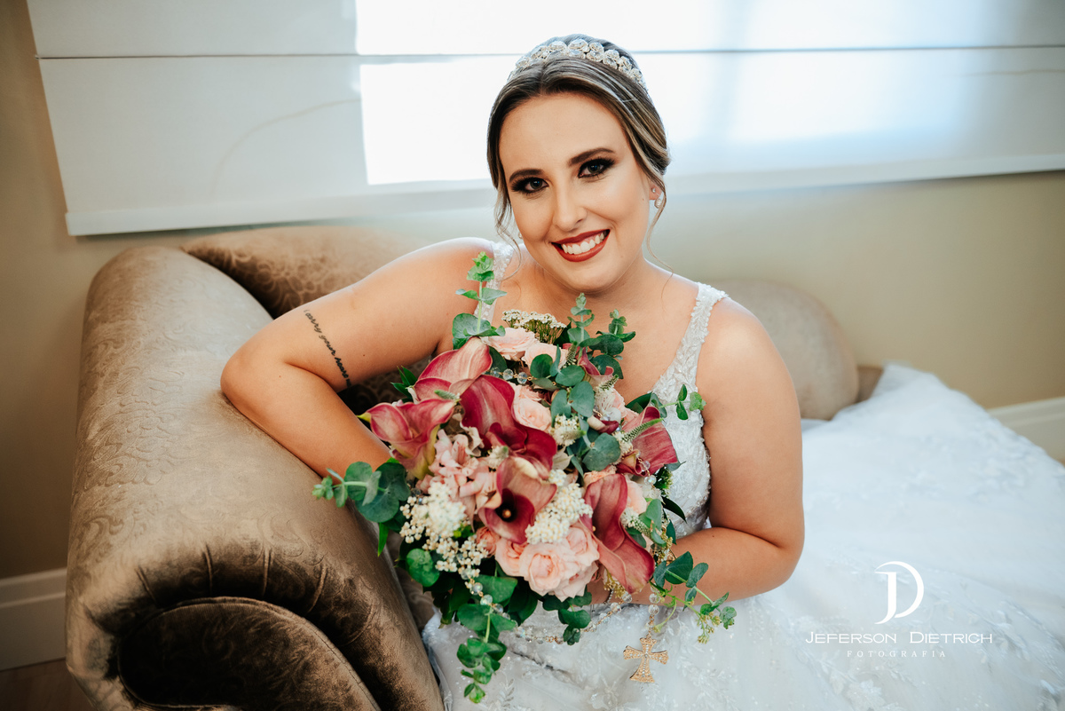 noiva segurando o buque