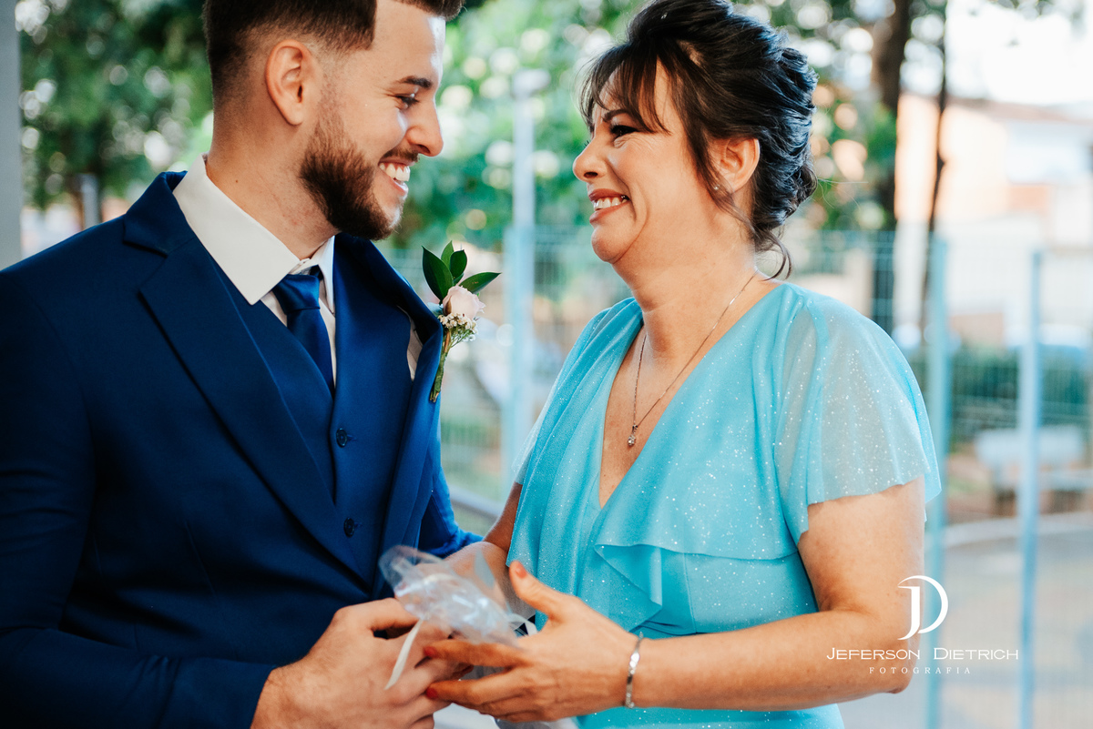 mae do noivo chorando