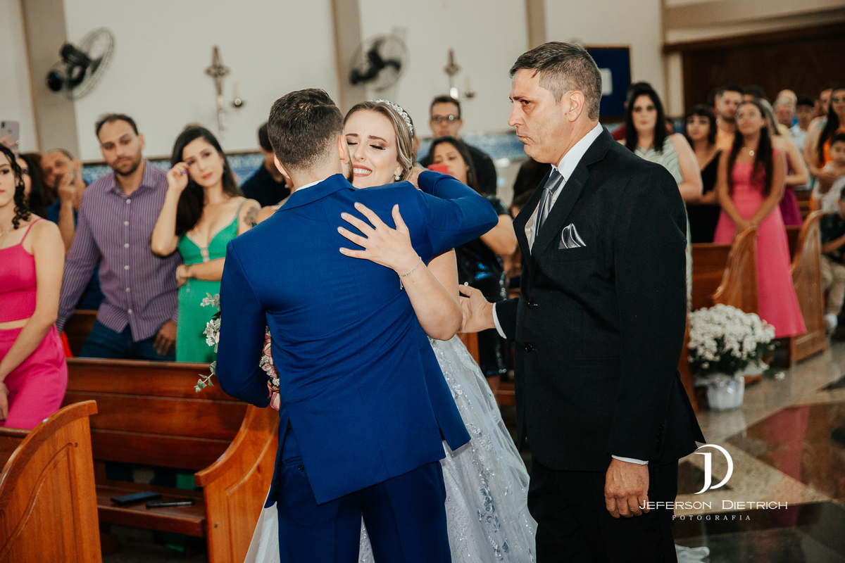 noivo abraçando a noiva