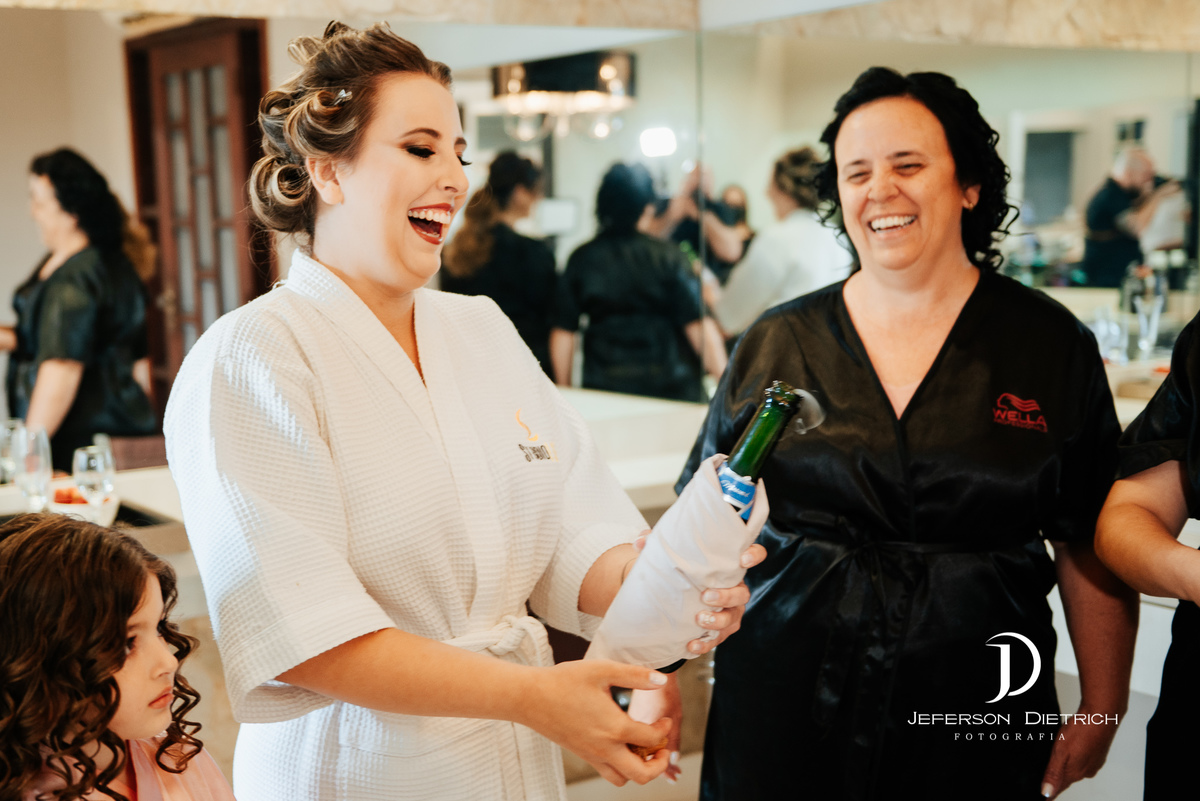 noiva estourando o champanhe