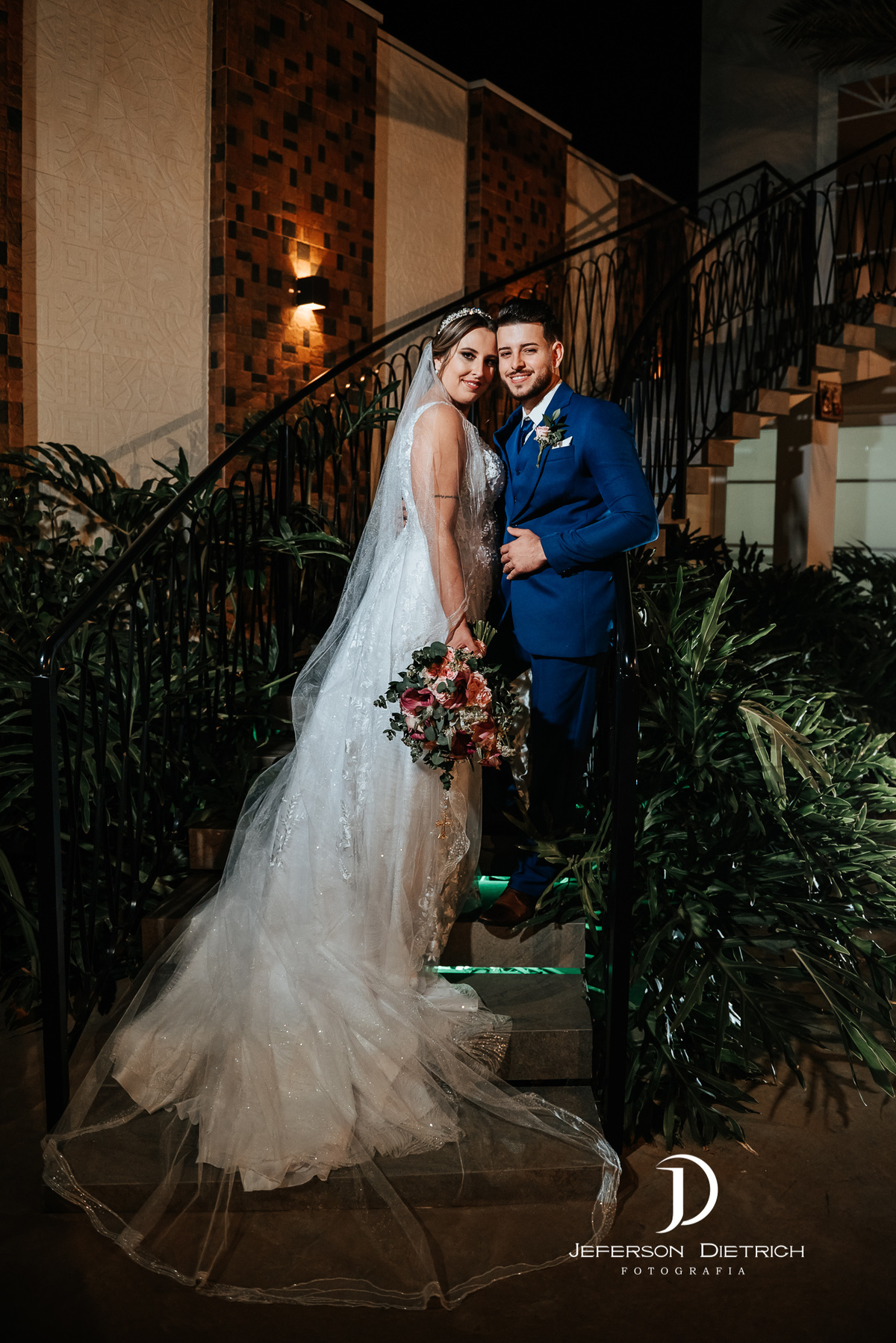 foto dos noivos na escada