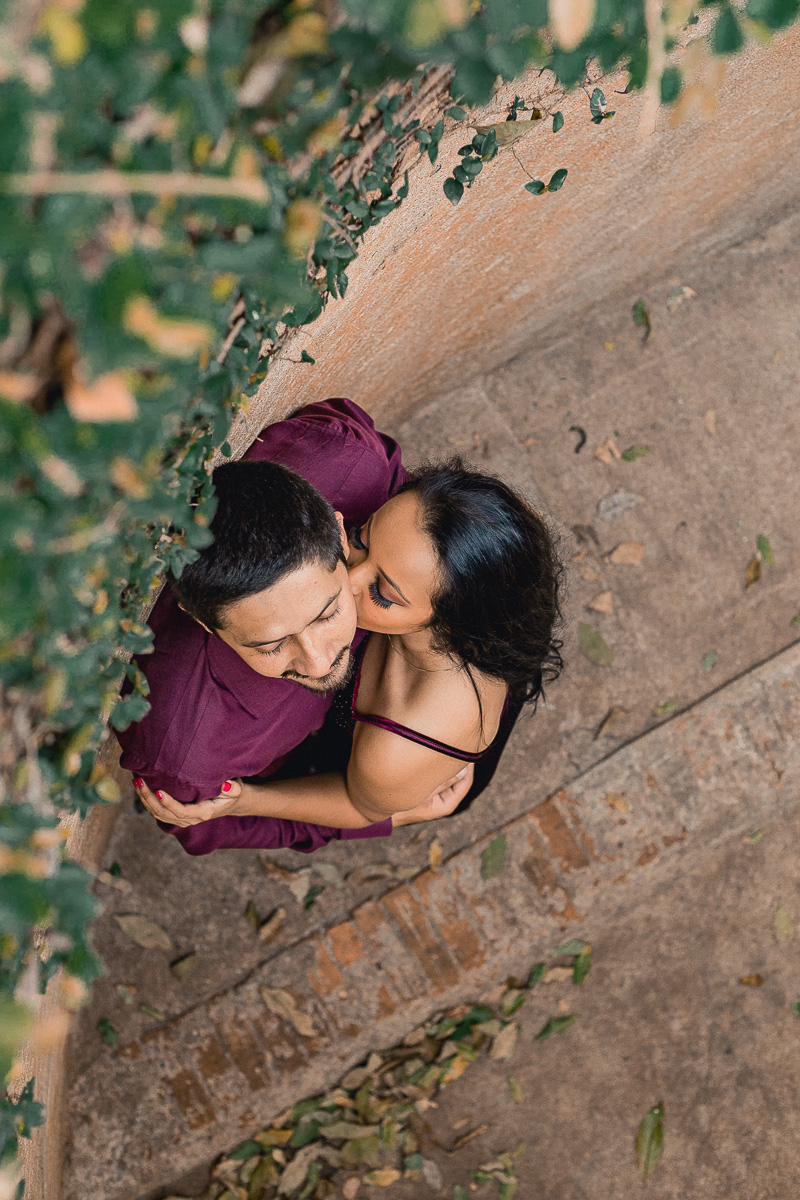 noiva beijando o pescoço do noivo no dia do ensaio pré casamento em piracicaba sp 