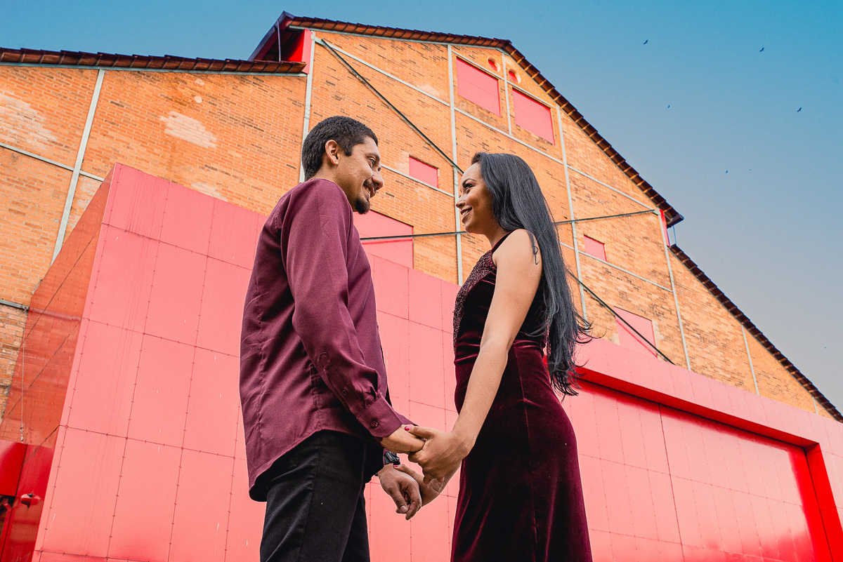 foto dos noivos em frente ao engenho central de piracicaba 