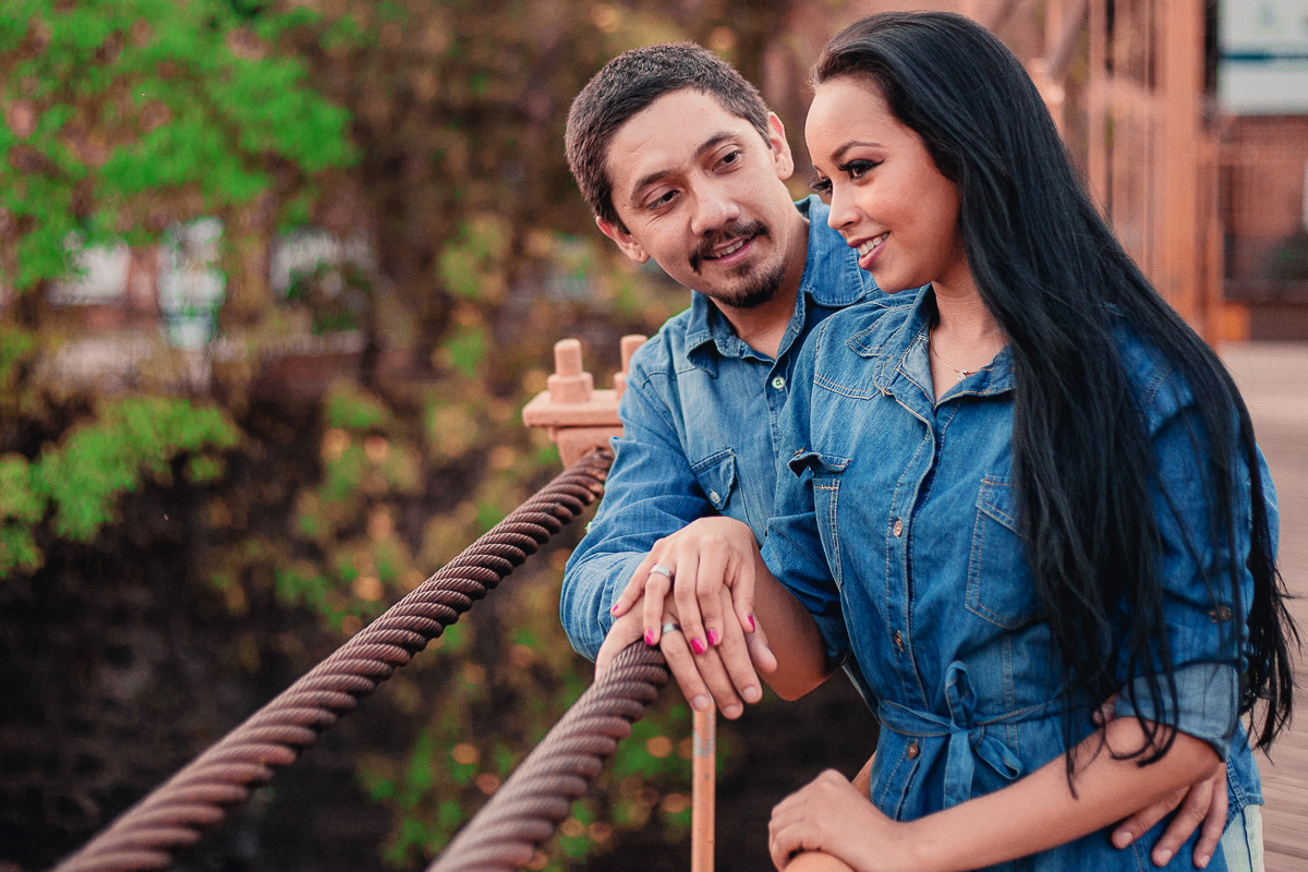 foto do noivo olhando para a noiva no ensaio pre wedding