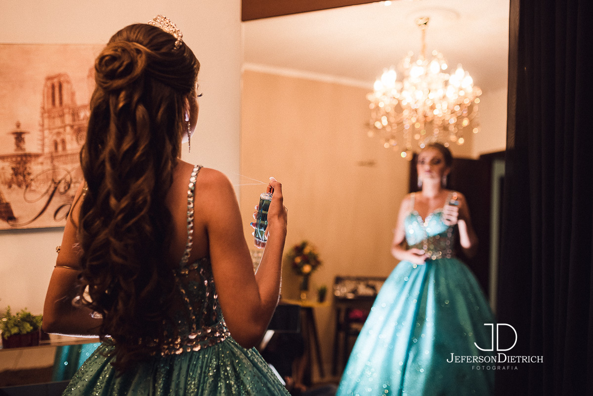 maquiagem debutante, maquiagem de 15 anos, make debutante. batom da debutante, festa de 15 anos, festa de debutante, making of de 15 anos, making of de debutante, vestido de 15 anos, fotografo de festa de 15 anos, Finalização Making of com perfume, 