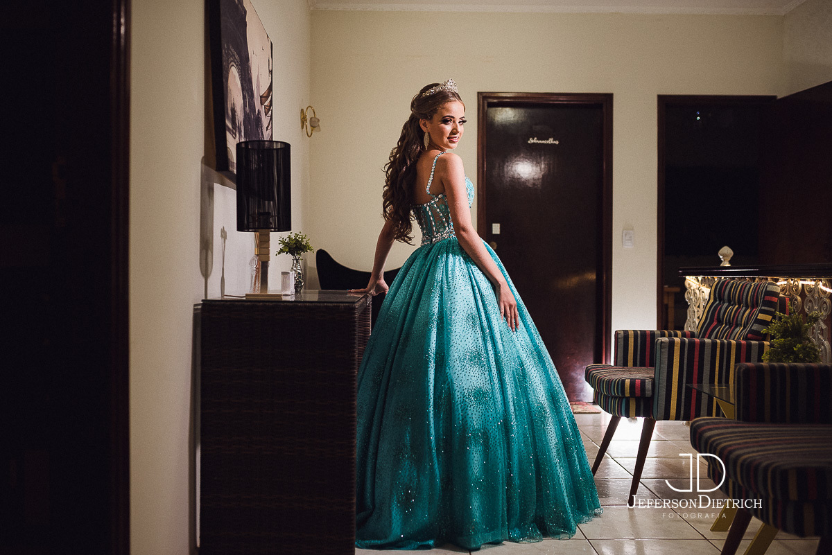 
vestido da debutante, vestido azul, vestido azul tifani, fotografo de festa de 15 anos rio claro piracicaba araras cordeiropolis americana leme arthur nogueira sao paulo jundia campinas fotografo de 15 anos ensaio fotografico de 15 anos

