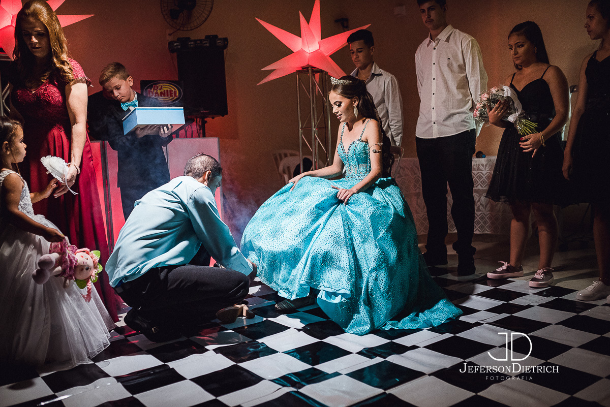 Bolo de festa de aniversario 15 anos, Decoraçao de festa de aniversario 15 anos, festa de 15 anos, festa de debutante, fotos de 15 anos na mesa do bolo, fotos da debutante na mesa do bolo, mesa do bolo de 15 anos, decoração de 15 anos, Bolo Fake Festa de 