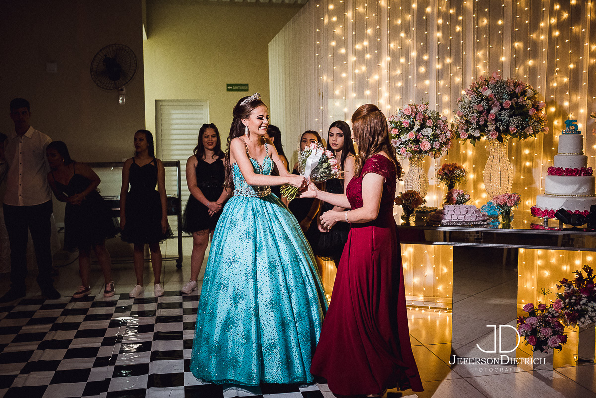 Bolo de festa de aniversario 15 anos, Decoraçao de festa de aniversario 15 anos, festa de 15 anos, festa de debutante, fotos de 15 anos na mesa do bolo, fotos da debutante na mesa do bolo, mesa do bolo de 15 anos, decoração de 15 anos, Bolo Fake Festa de 