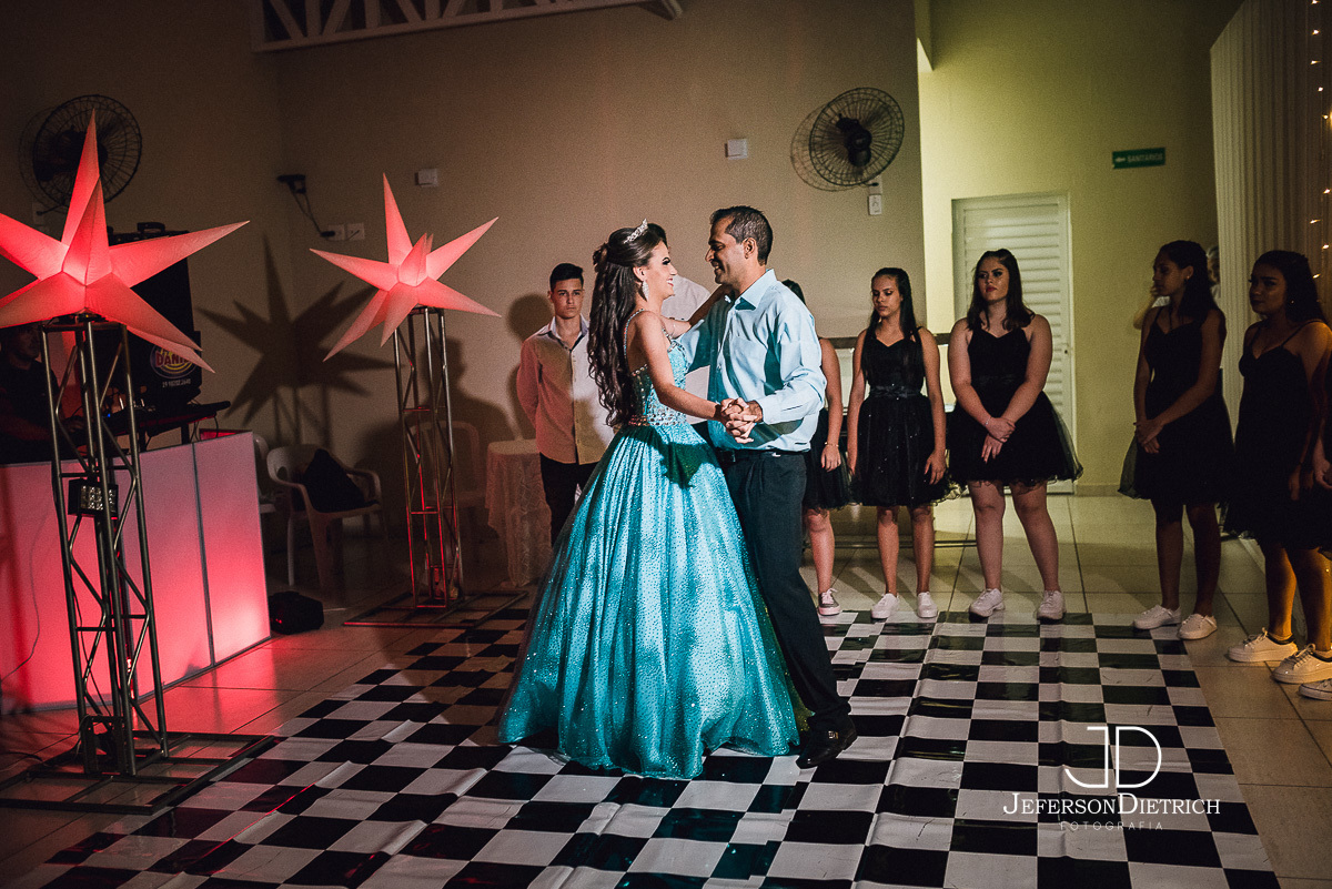 Bolo de festa de aniversario 15 anos, Decoraçao de festa de aniversario 15 anos, festa de 15 anos, festa de debutante, fotos de 15 anos na mesa do bolo, fotos da debutante na mesa do bolo, mesa do bolo de 15 anos, decoração de 15 anos, Bolo Fake Festa de 