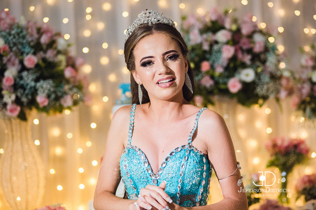 Ensaio Fotográfico festa 15 anos, Ensaio fotográfico de Debutante,Ensaio de 15 anos, Adolescente em ensaio fotografico, Fotografia de decoraçao com debutante, fotografia de festa 15 anos, Vestido bordado para festa de 15 anos, Detalhes de vestido de debut