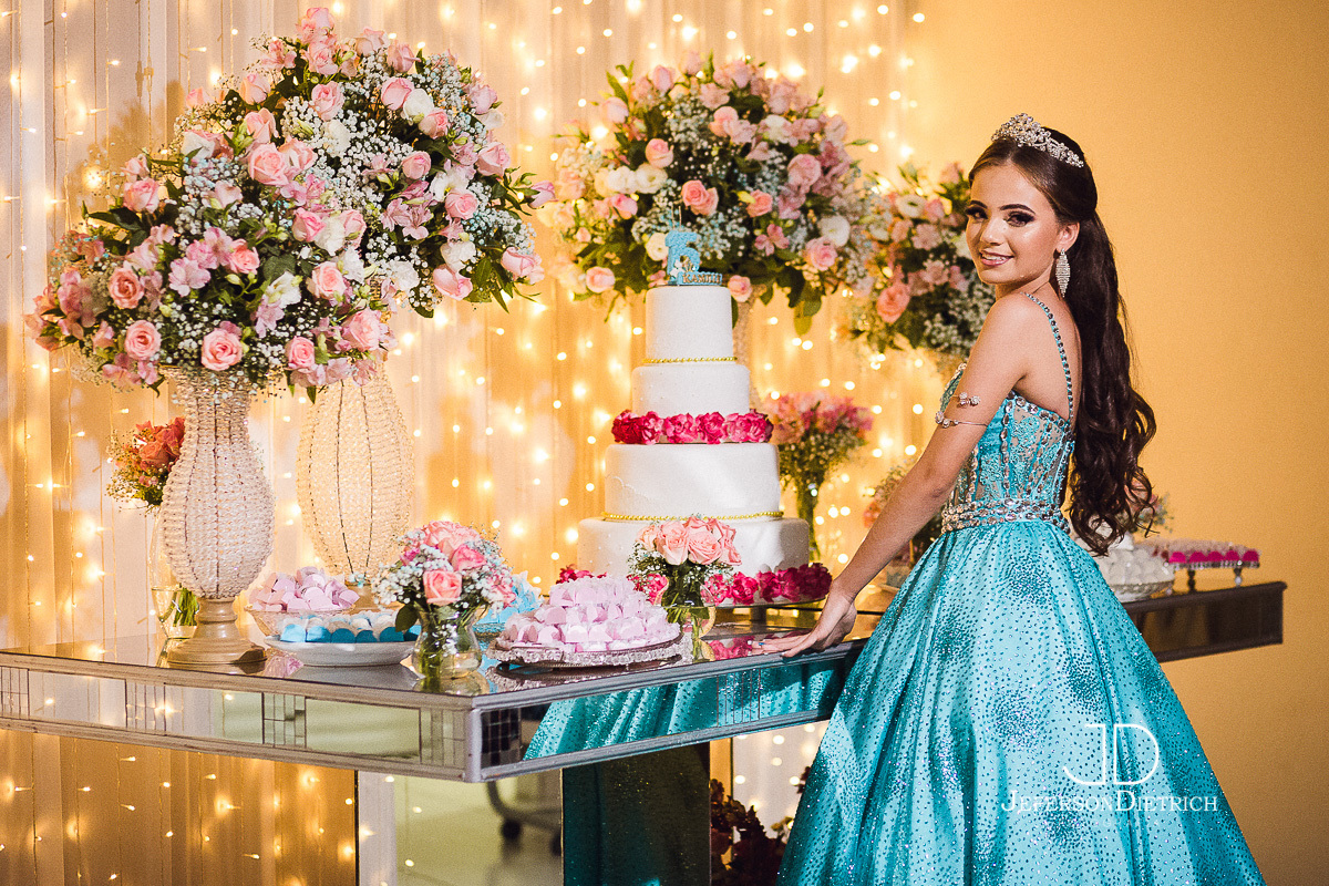 Ensaio Fotográfico festa 15 anos, Ensaio fotográfico de Debutante,Ensaio de 15 anos, Adolescente em ensaio fotografico, Fotografia de decoraçao com debutante, fotografia de festa 15 anos, Vestido bordado para festa de 15 anos, Detalhes de vestido de debut