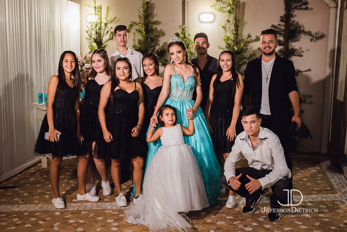 Debutante com seus pais em ambiente decorado,Debutante em Americana - S.P, Festa dos Sonhos, Fotografia dos Parabens, Corte do Bolo na fotografia da festa de aniversario em SBO, Brinde especial na festa de 15 anos, Balada festa 15 anos