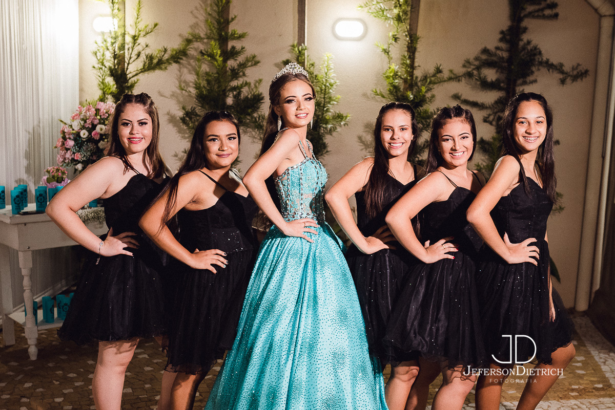 Debutante com seus pais em ambiente decorado,Debutante em Americana - S.P, Festa dos Sonhos, Fotografia dos Parabens, Corte do Bolo na fotografia da festa de aniversario em SBO, Brinde especial na festa de 15 anos, Balada festa 15 anos