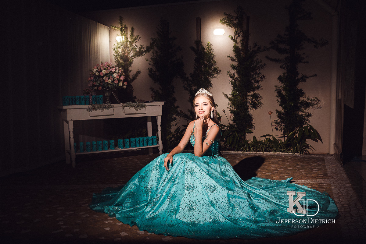 Debutante com seus pais em ambiente decorado,Debutante em Americana - S.P, Festa dos Sonhos, Fotografia dos Parabens, Corte do Bolo na fotografia da festa de aniversario em SBO, Brinde especial na festa de 15 anos, Balada festa 15 anos