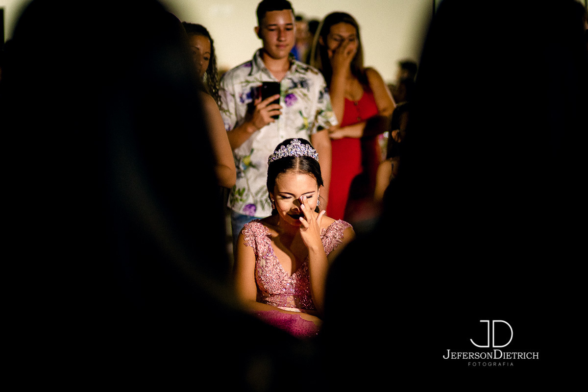 debutante emocionada com a homenagem das amigas, Ensaio fotografico em araras, ensaio fotografico no parque de araras, ensaio fotografico de 15 anos em araras, fotografo de 15 anos em araras, fotografo de festa de 15 anos em araras sp, fotografo para