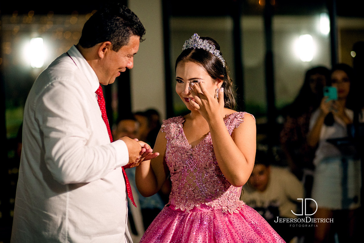 pai colocando o anel na debutante, ideias para ensaio de 15 anos, fotos de 15 anos, fotos de 15 anos rustico, fotografia de ensaio de 15 anos, ensaio de 15 anos tematico, ensaio de debutantes da cidade de araras sao paulo rio claro piracicaba leme pira