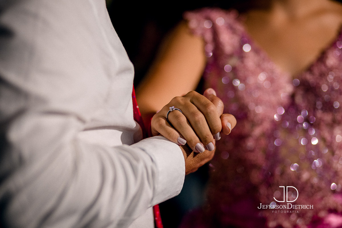pai pegando a mao da filha debutante,ideias para ensaio de 15 anos, fotos de 15 anos, fotos de 15 anos rustico, fotografia de ensaio de 15 anos, ensaio de 15 anos tematico, ensaio de debutantes da cidade de araras sao paulo rio claro piracicaba leme piras