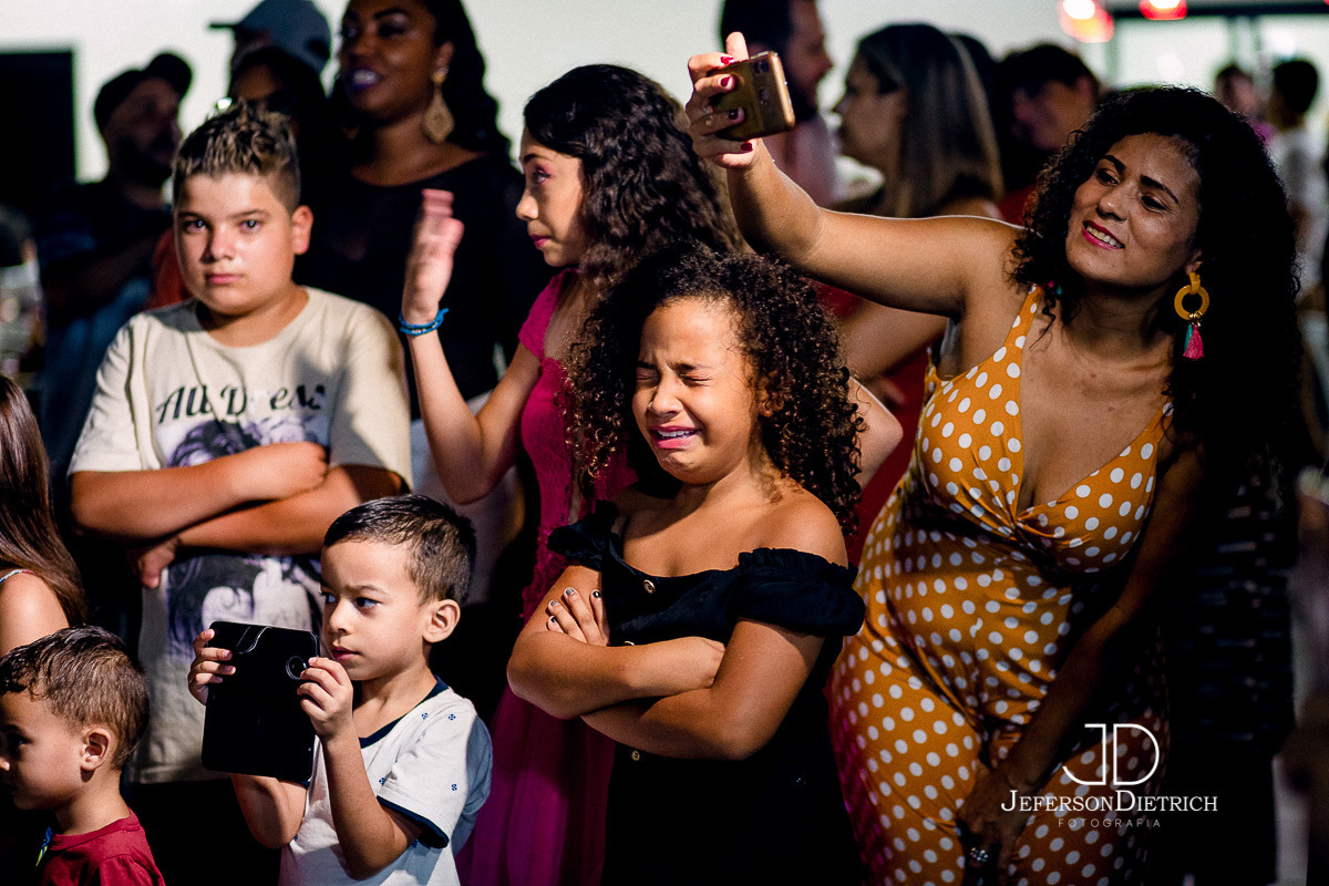 convidados emocionados com a homenagem da debutante,fotografo aniversario piracicaba-sp, fotografia aniversario piracicaba-sp, fotografia piracicaba-sp, fotografo piracicaba-sp, foto piracicaba-sp, fotografia de piracicaba-sp, fotografo aniversario 15 ano
